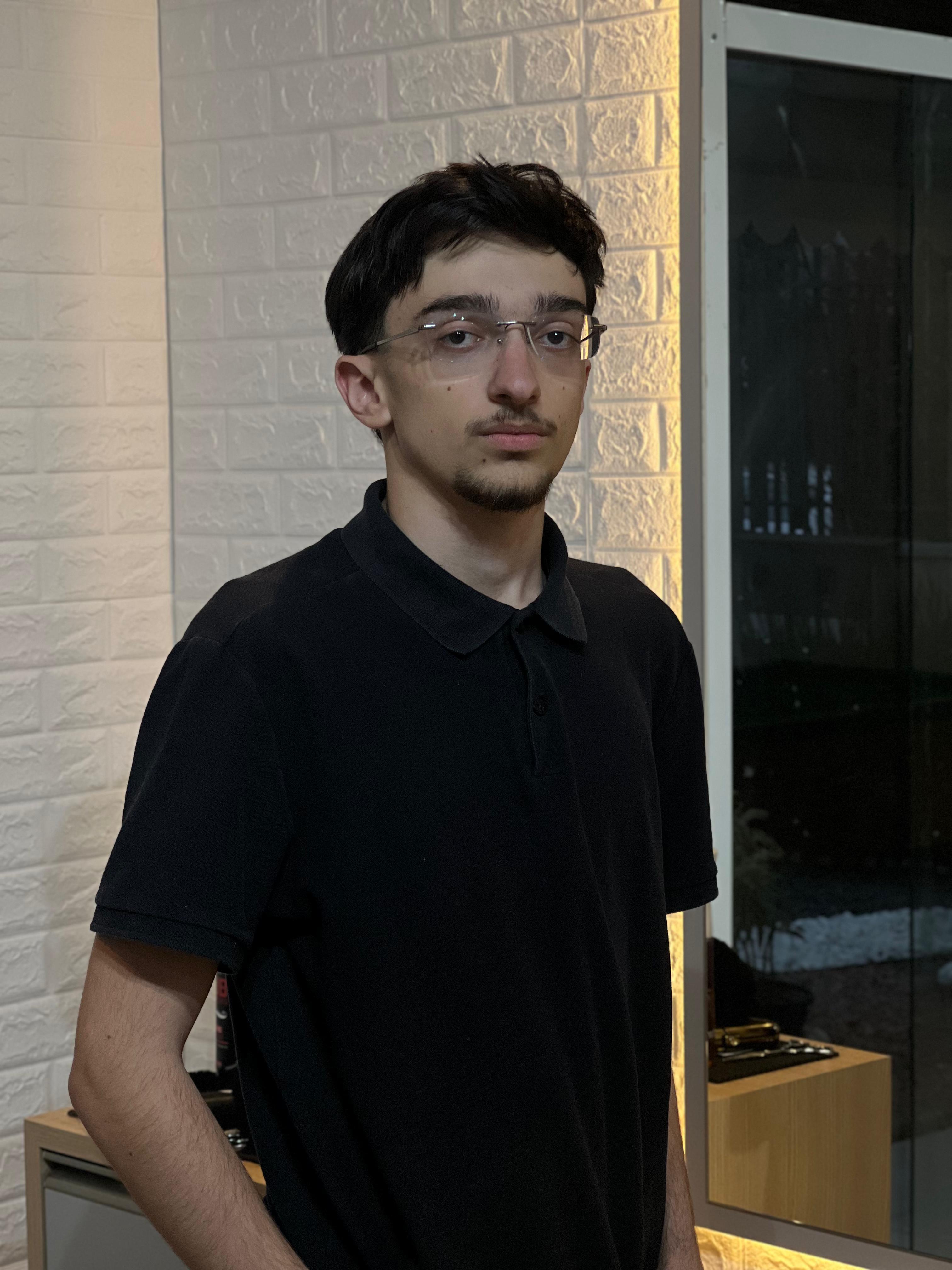 Especialista em tratamentos capilares masculinos - Equipe Barbearia Polidoro