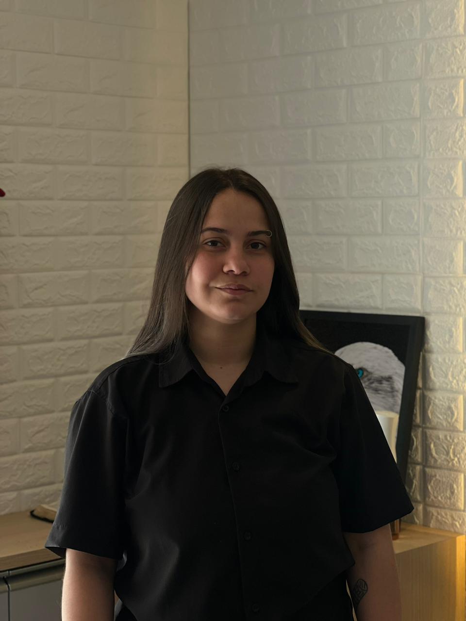 Profissional especializada em cortes e design - Barbearia Polidoro